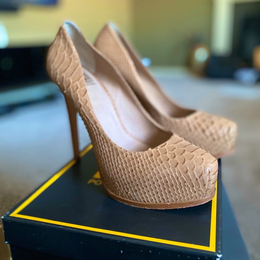 POUR LA VICTOIRE / CAMEL-SNAKESKIN HEEL / SIZE 9